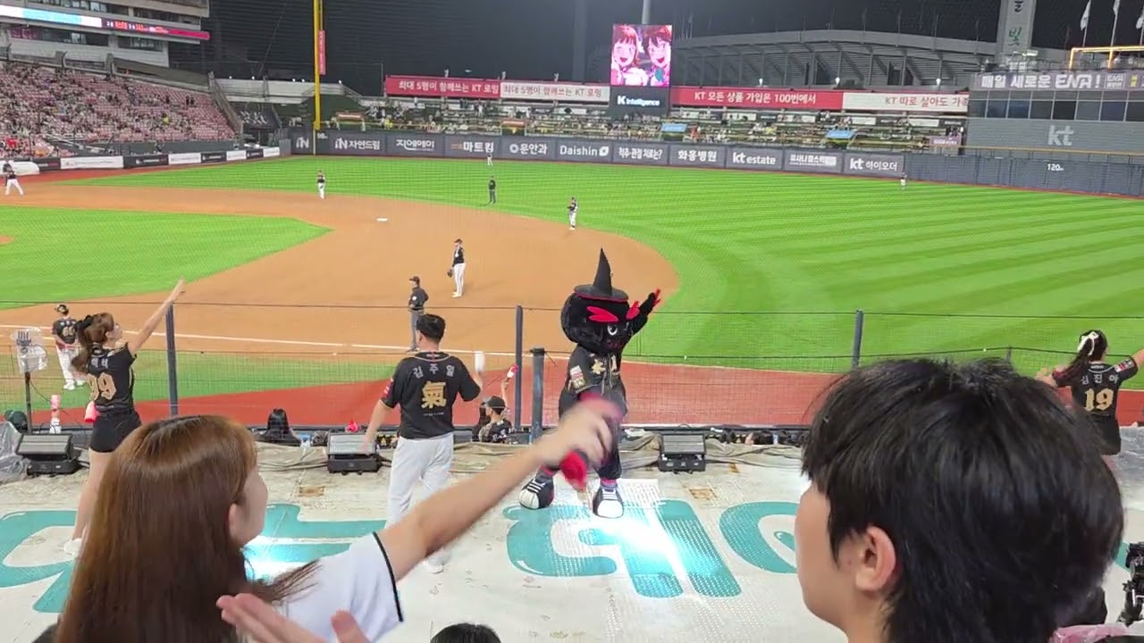 2025.09.16 수원 KT 위즈파크 밤10이후부터 앰프 사용금지 황재균 응원가