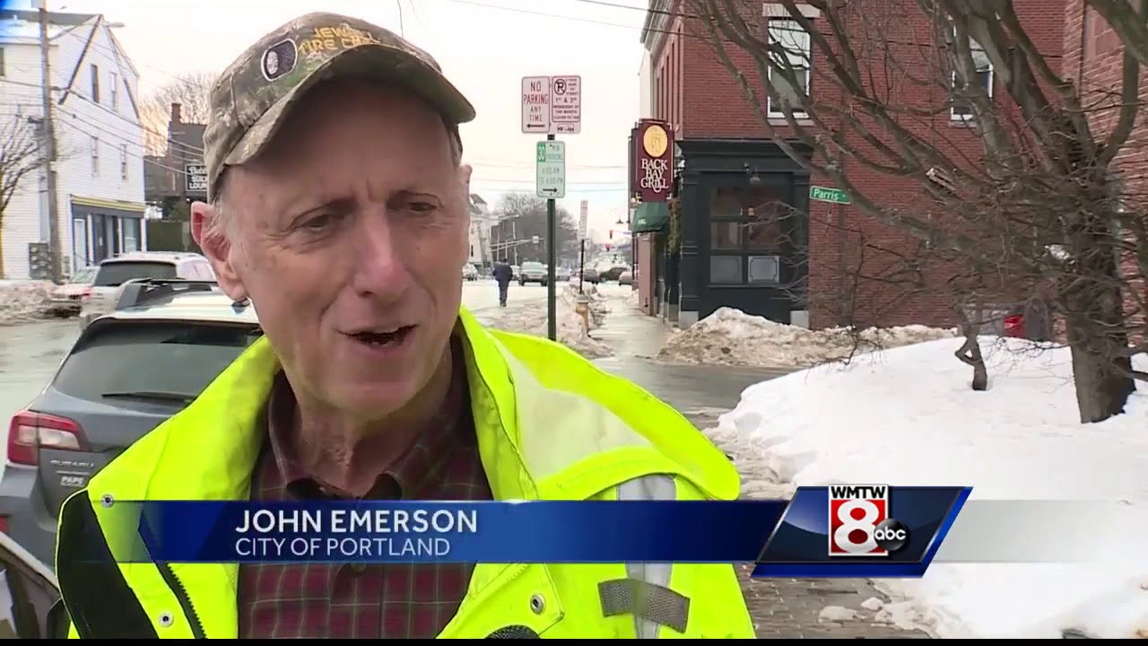 Crews scramble to clear storm drains ahead of heavy rain - YouTube