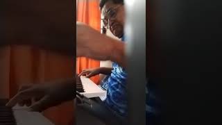 no soy profesional me gusta mucho la música de Rigo Tovar lo toco a mi manera