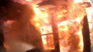 Горит частный дом, очень высокая температура. Омск 2016. Горит частный дом, очень высокая температура. Омск 2016.