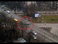 SUV collided with car / Внедорожник выехал на оживлённый перекрёсток