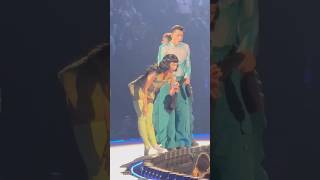 Katy Perry Tries To Learn French During The Lifetimes Tour In Paris Resimi