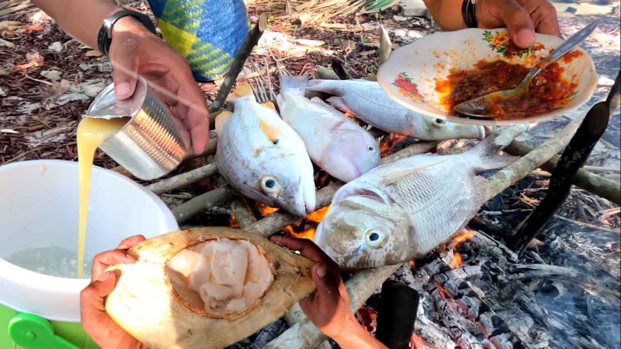Mancing dan bakar-bakar ikan di pinggir pantai, kelapa muda dan sambal  terasi jadi pelengkap.