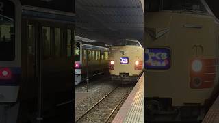 381系やくも(国鉄色)が岡山駅に入線するシーン