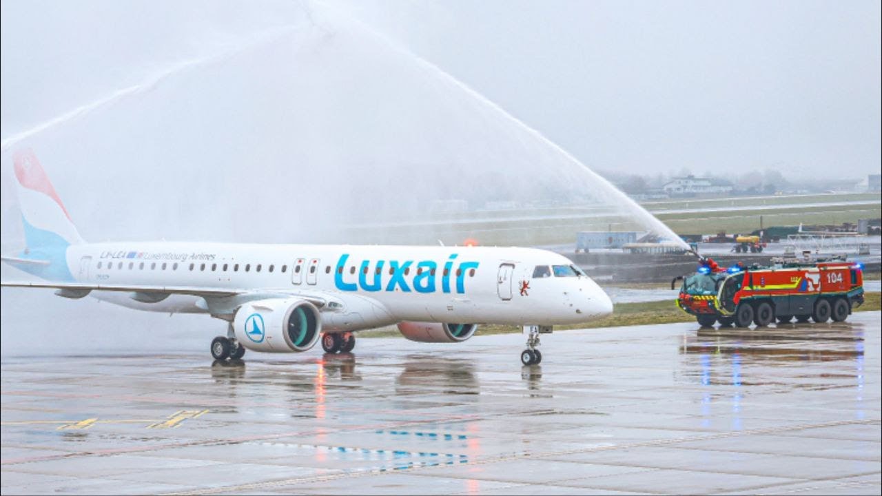 LuxAir empfängt Neuer Embraer E195-E2 LX LEA Mit einem Water Salut der Flughafenfeuerwehr Findel
