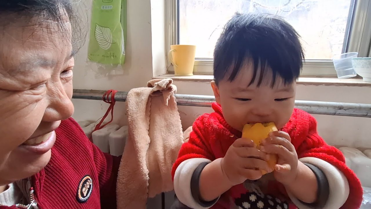 718.Bà Nội đi chợ về mua Xoài Chín dâu tây cho hai đứa cháu _Hôm nay tuyết lại rơi.