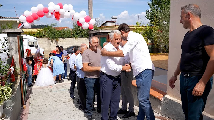 Pritje entuziaste per krushqit nga zoti i shtepise - Marrje nuse
