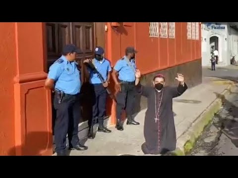 Biskup u Nikaragvi blagoslivlja policajce koji ga progone