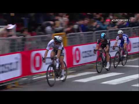 Vídeo: Fernando Gaviria fora de Milà-San Remo amb la mà trencada