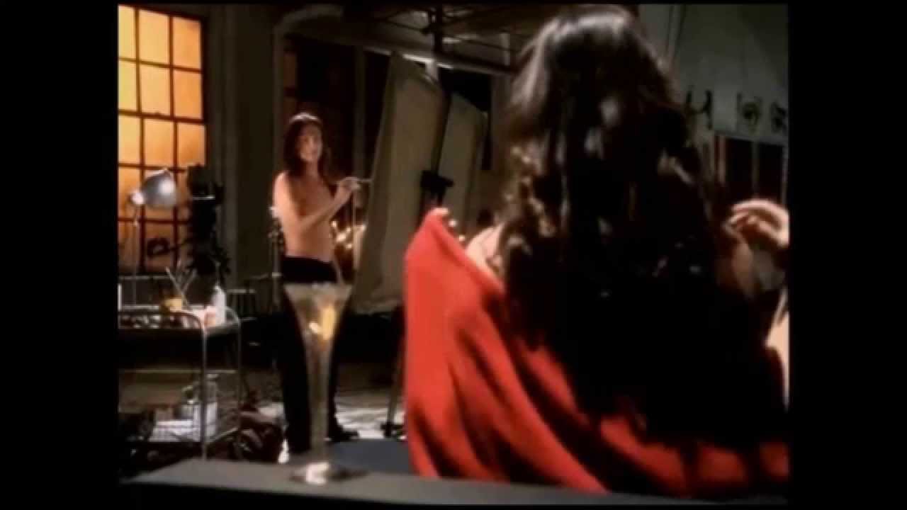 куртка из bon bon era istrefi. Era istrefi в розовой куртке. клип бон бон эра истрефи. Era istrefi bonbon куртка. Era istrefi bonbon куртка.