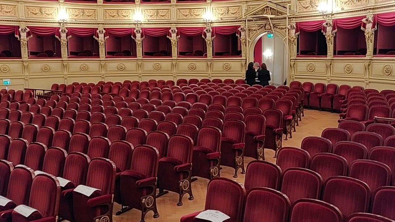 Lezioni Di Storia Il Teatro Verdi Di Trieste Si Riempie In Time Lapse