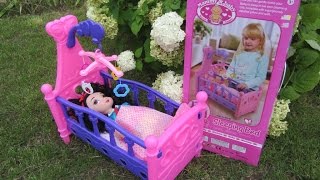Видео про игрушки. Открываем кроватку для куклы Mommy&Baby. Игрушки для девочек.
