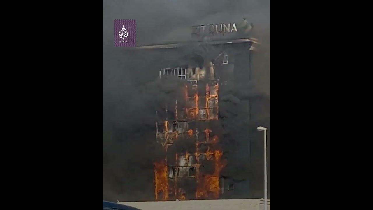 اندلاع حريق هائل في المبنى الرئيسي لبنك الزيتونة بالعاصمة تونس