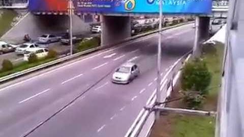 Mira Comó Este Conductor Burla A La Policía!!!