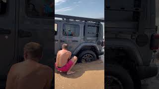 Мощный Jeep Wrangler засел в песке из-за волны #automobile