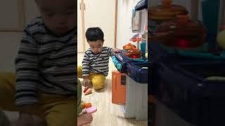 おままごとキッチンセットに夢中
