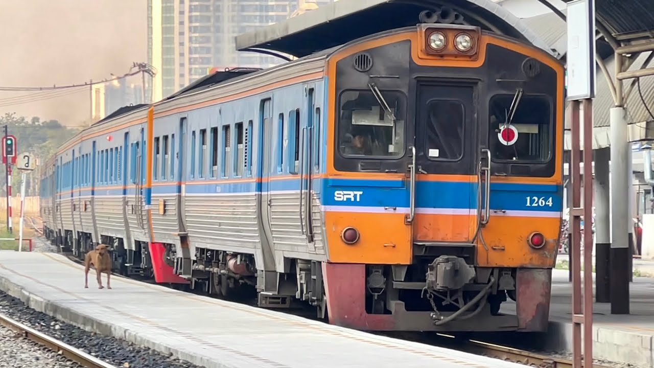 SRT. #ผู้คนหลากหลาย บรรยากาศที่วุ่นวายเช้าวันทำงานกับรถไฟไทยที่ชุมทางบางซื่อ เบียดเสียดกันขึ้นขบวนรถ