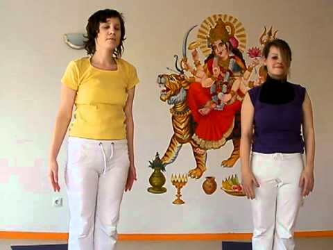 Yoga Sonnengruß mit Surya Mantras asanas standing