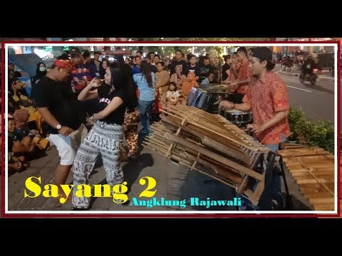 Mbaknya cantik joget lagu SAYANG  - Angklung Rajawali