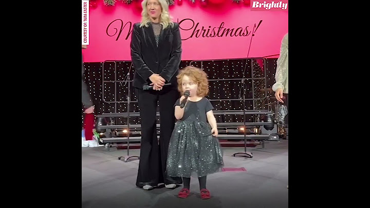 Confident little girl gives hilarious speech during school's Christmas program