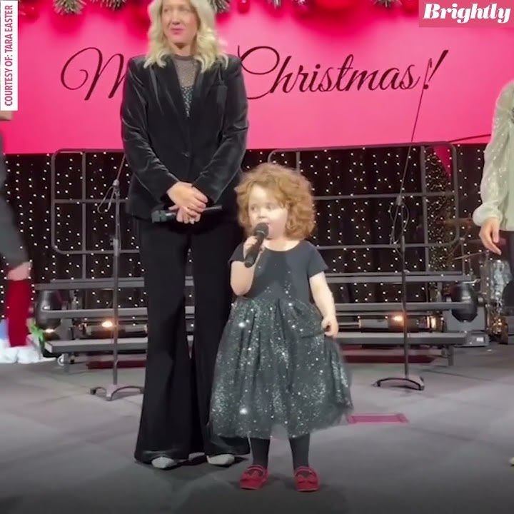 Confident little girl gives hilarious speech during school's Christmas program
