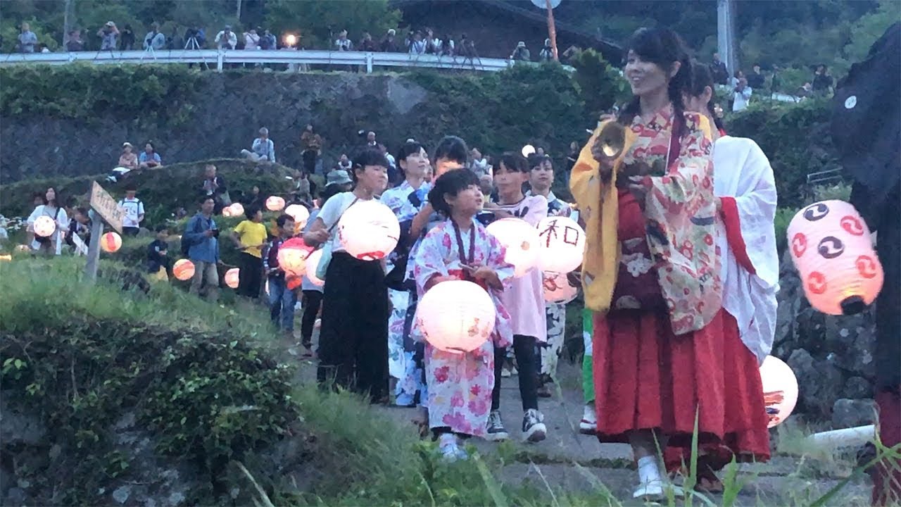 棚田に揺れる提灯「田の神様灯祭り」 岐阜・恵那 - YouTube