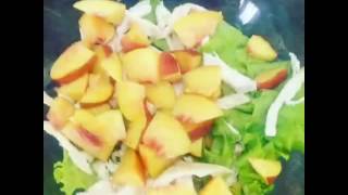 Легкий салат на ланч с курицей и персиками Легкий салат на ланч с курицей и персиками