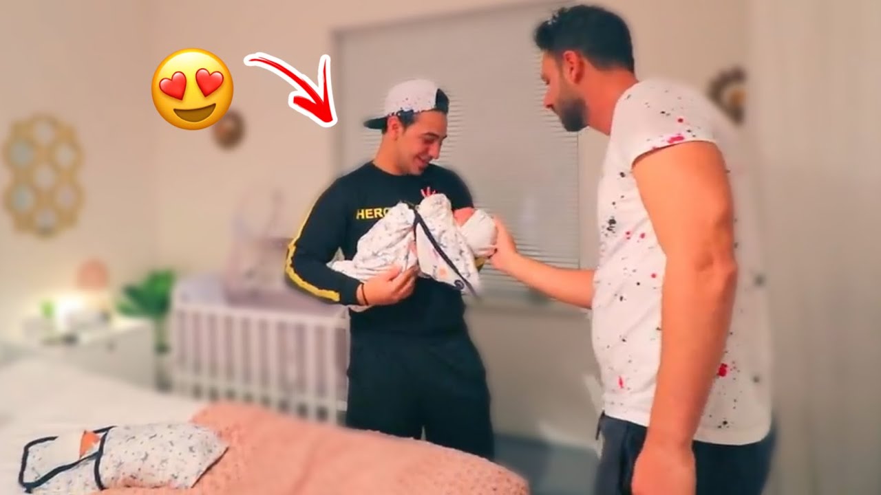عمار يحمل توأم عصام ونور! لاول مرة😅احلى شعور🥰