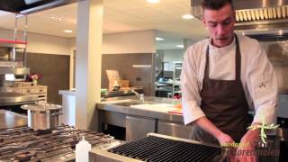 Chef-kok Bas van de Korenmolen vertelt hoe hij in de Korenmolen de Vitello Tonato maakt.
