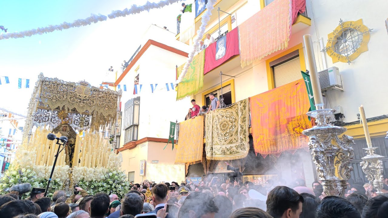 4K | Petalada a la Esperanza de Triana en la calle Pureza en la Magna de Sevilla 2024