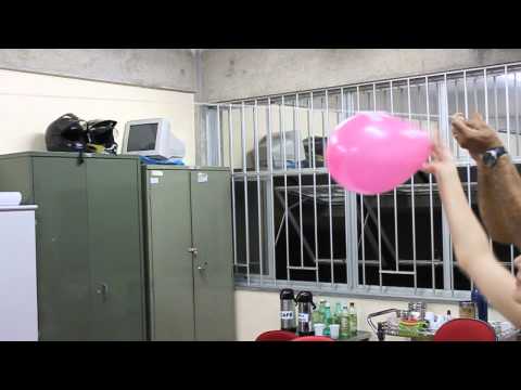 Vídeo: Qual é o propósito do experimento do foguete de balão?