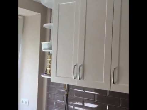 Маленькая кухня со столешницей в подоконник