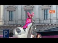 Un enorme copricapo di fiori fucsia per Priscilla - La Regina del Deserto al Pride di Roma