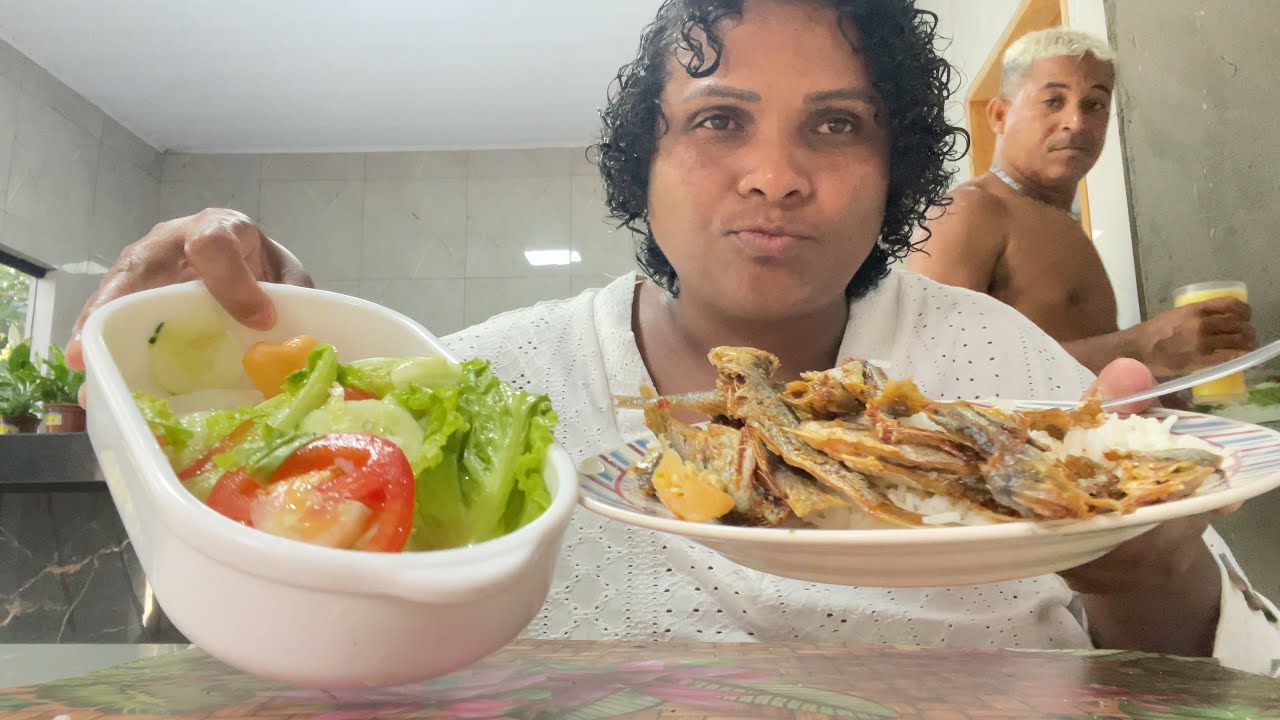 ALMOÇO DE HOJE AQUI NA ROÇA PIABA FRITA COM ARROZ FAROFA E SALADA 🥗 MUITO GOSTOSO e Crocante 😱😱😱