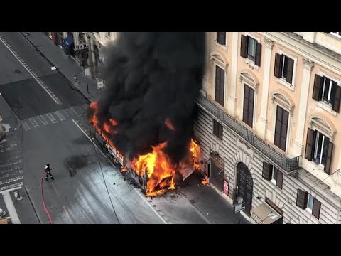 Autobus in fiamme nel centro di Roma: la colonna di fumo