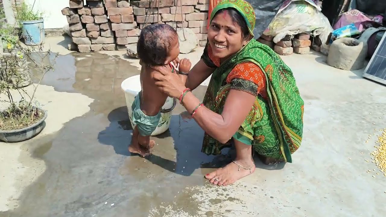 नहाते समय बेटी के साथ मस्ती ||| baby bathing video indian style बेबी देसी व्लॉग 