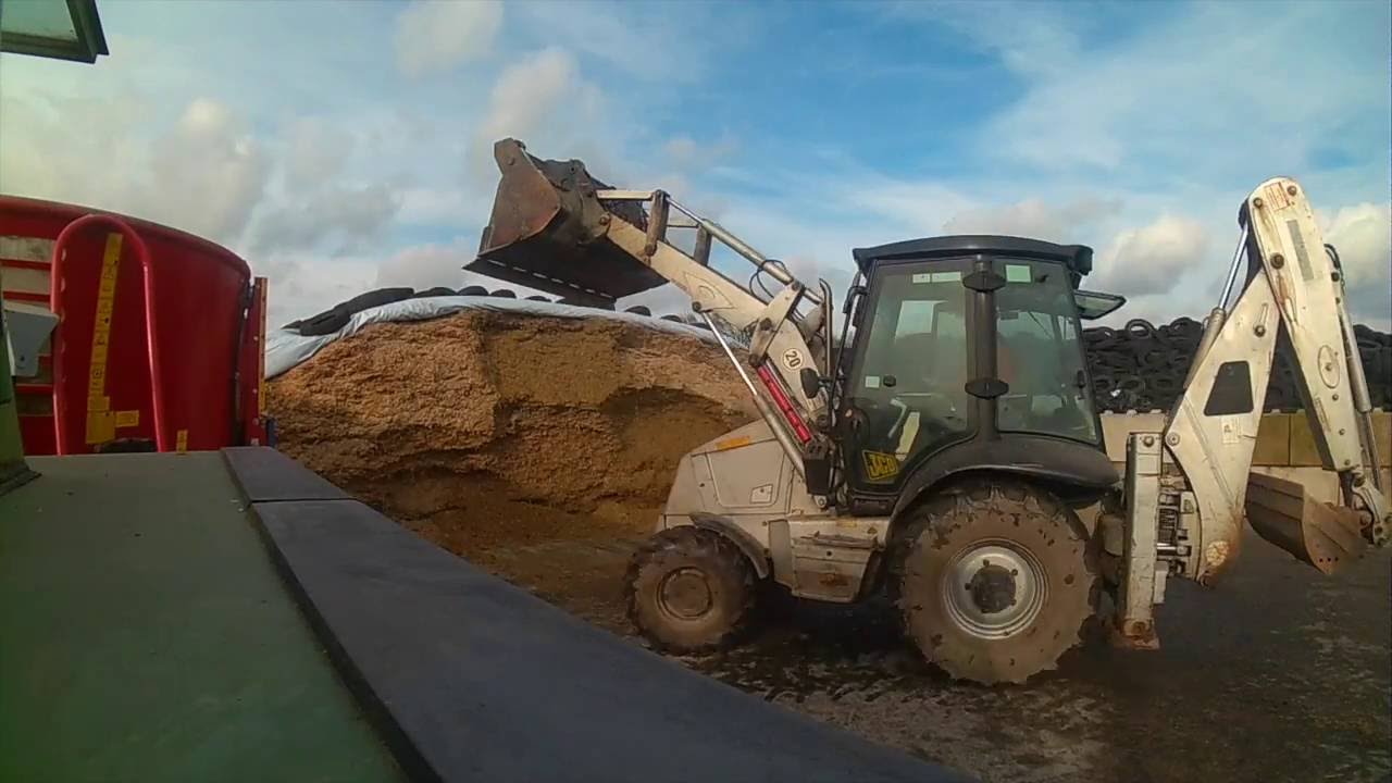 JCB 3CX + Fendt 311 LSA mengwagen laden voeren