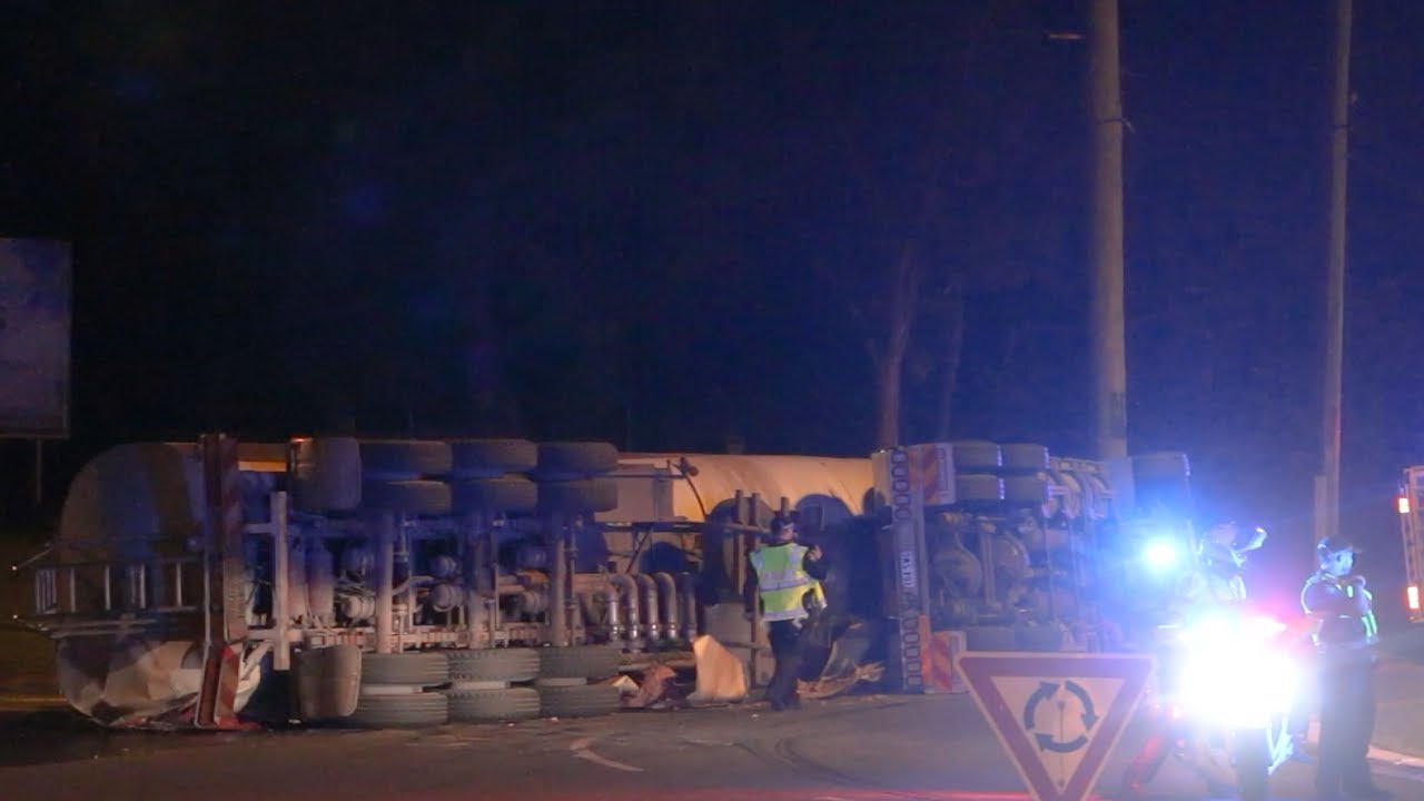 Major Truck Rollover Morningside, Brisbane YouTube