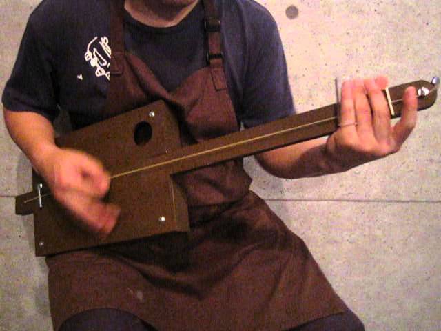 シガーボックスギター3弦手作りキット♪ 演奏Hitoshi! - YouTube