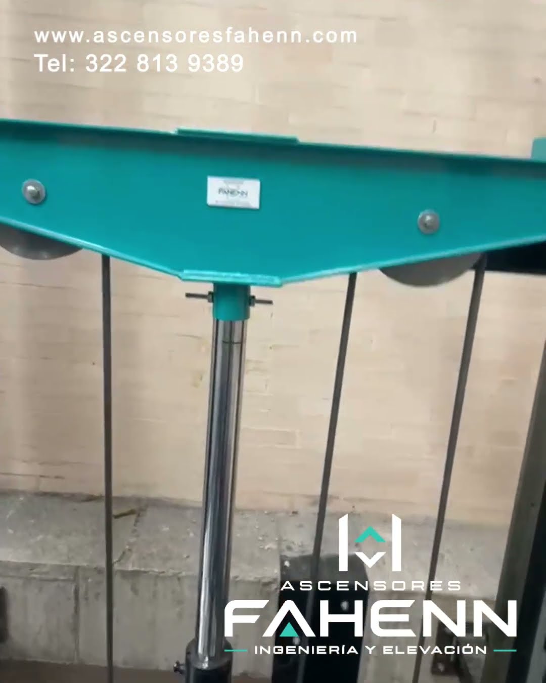 Miniatura: Puertas de vidrio y cabina para un ascensor de pasajeros; referencia visual del proyecto para conocer su diseño y aplicación en movilidad vertical.