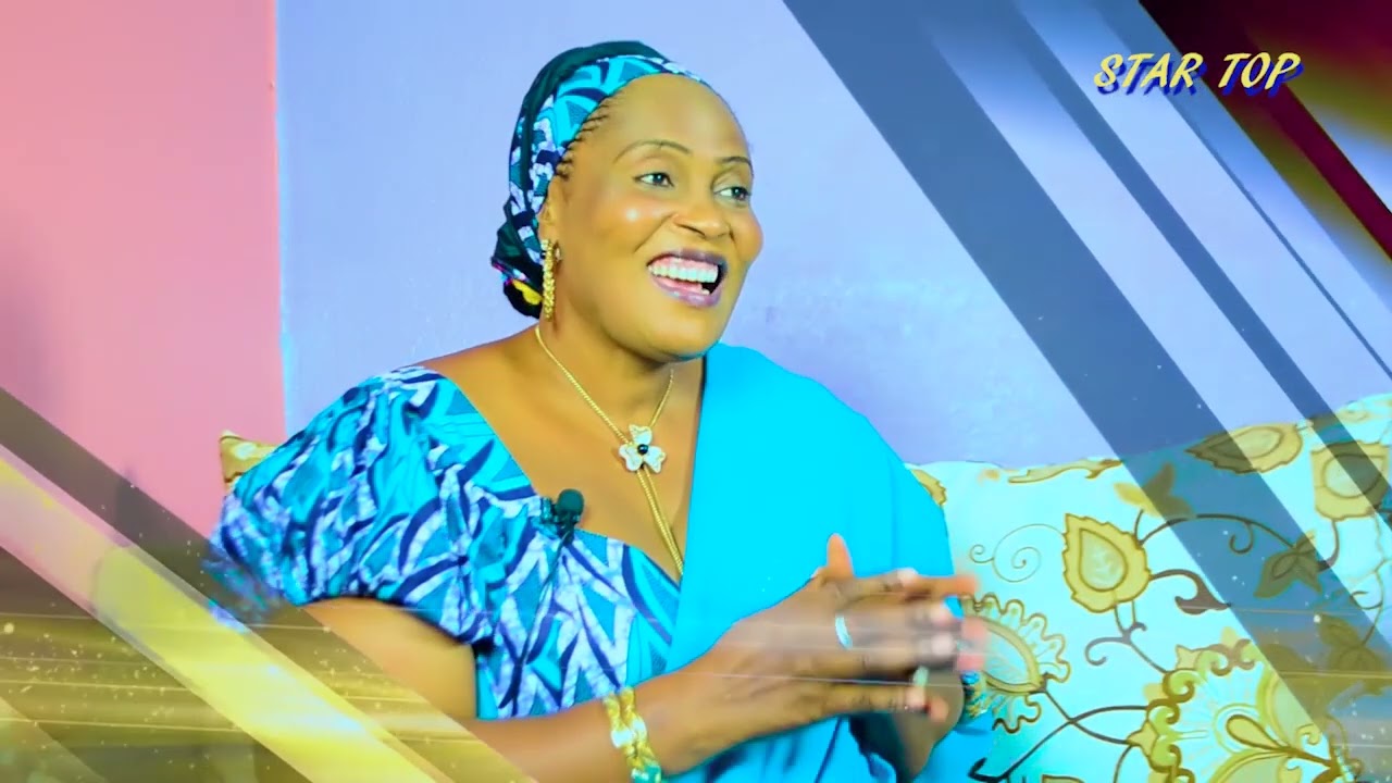 STAR TOP AVEC L'ARTISTE                 AMINATOU OUWALE 