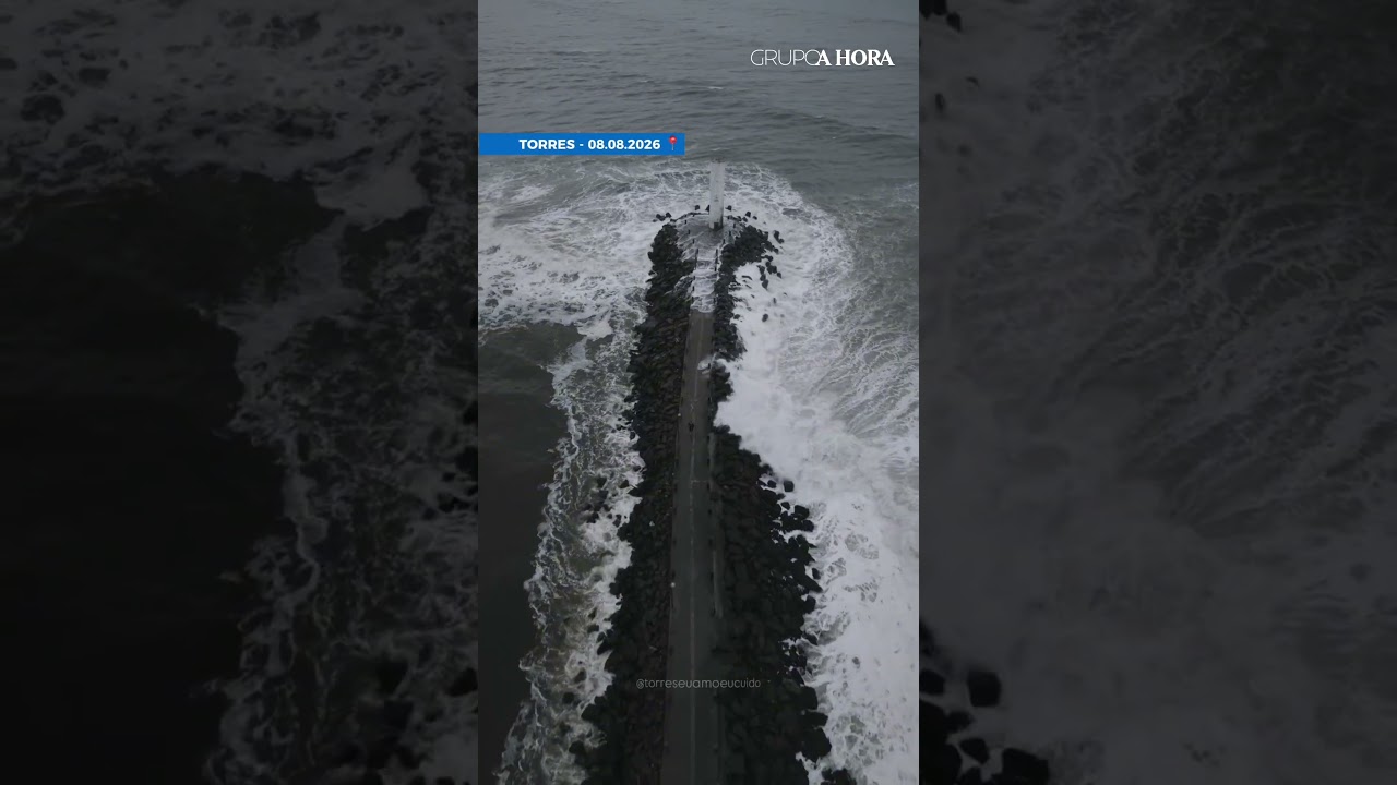Após recuo no dia anterior, mar invade molhes e faixa de areia em Torres