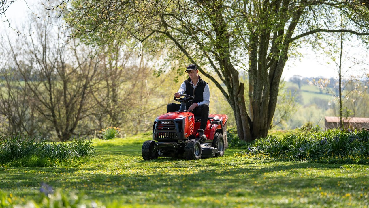 Лучшая бюджетная газонокосилка с сиденьем? Обзор Cobra LT102HRL 🔥