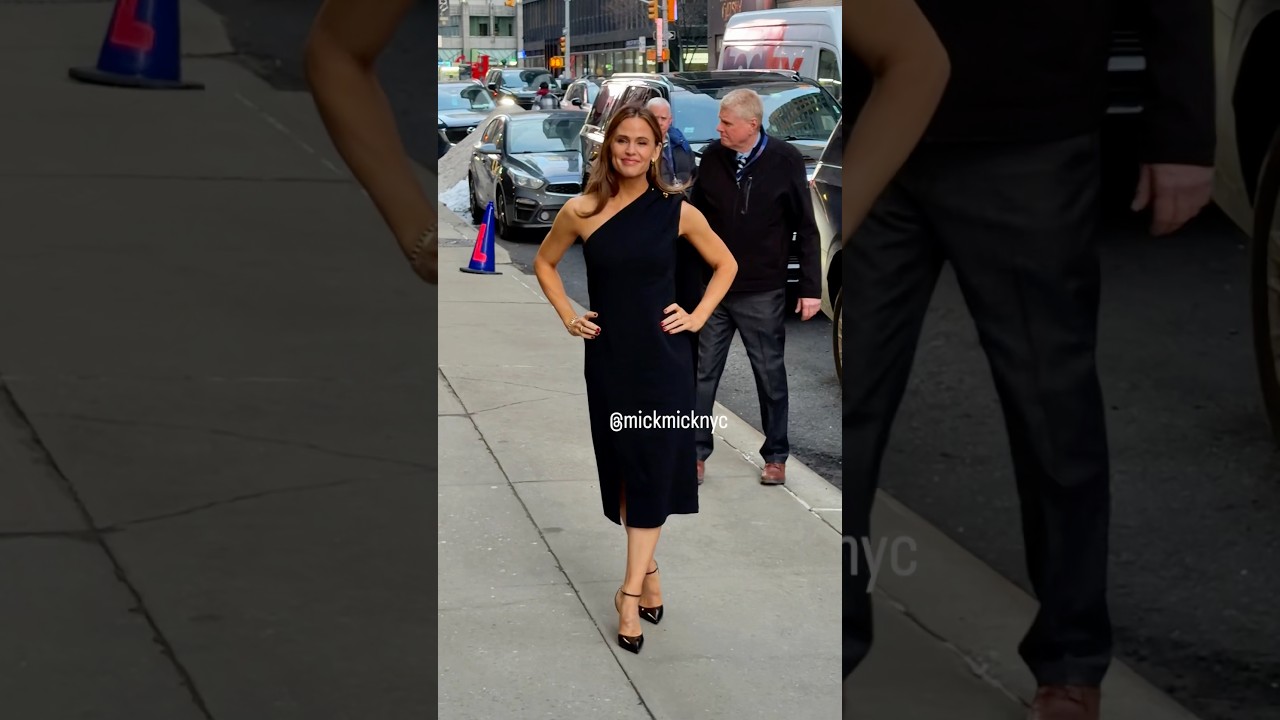 Дженнифер Гарнер превращается из случайной прохожей в знаменитость в Нью-Йорке.