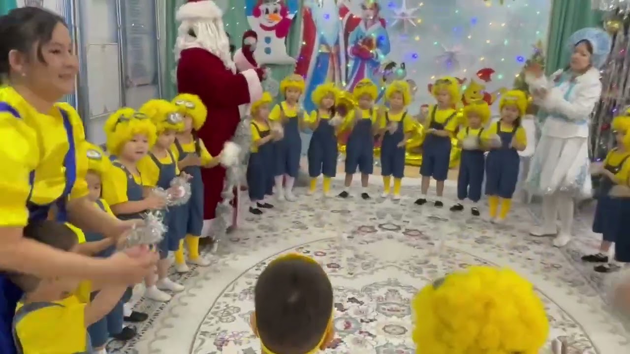 Новогодний парад миньонов в группе "Шие" 