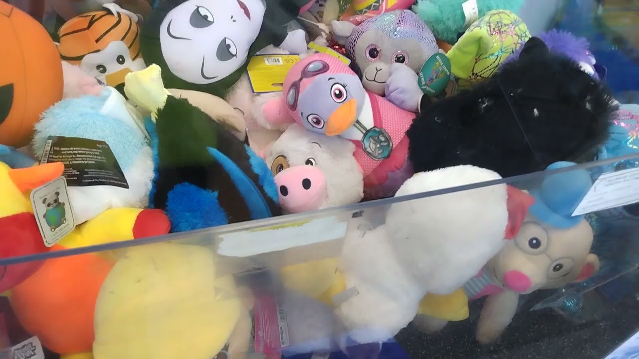 Pinnacle Claw Machine @ Walmart claw shakes hard at the top - YouTube