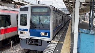 西武6000系6107編成が回送電車として警笛を鳴らして小手指駅を発車するシーン（2022.8.23）