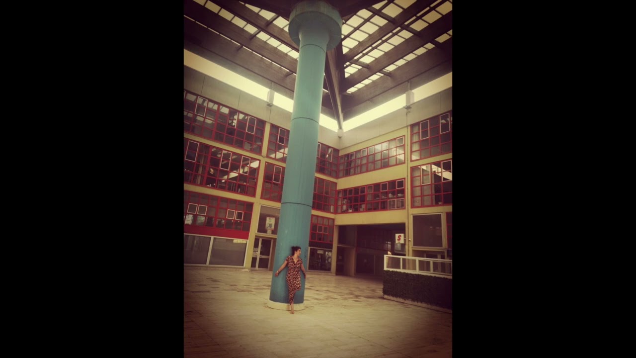 Storie di tutti i giorni (original Riccardo Fogli) interpretata da Francesca Sassu. 