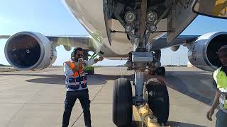 Boeing 777-200 LR Pushback Dubai A6EWD Emirates Airlines