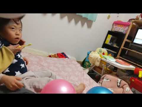 おかあさんといっしょ歌はみがきじょうずかなを聴きながら歯磨きしてもらう5歳児男の子 発達障がい 知的障害 自閉性スペクトラム症